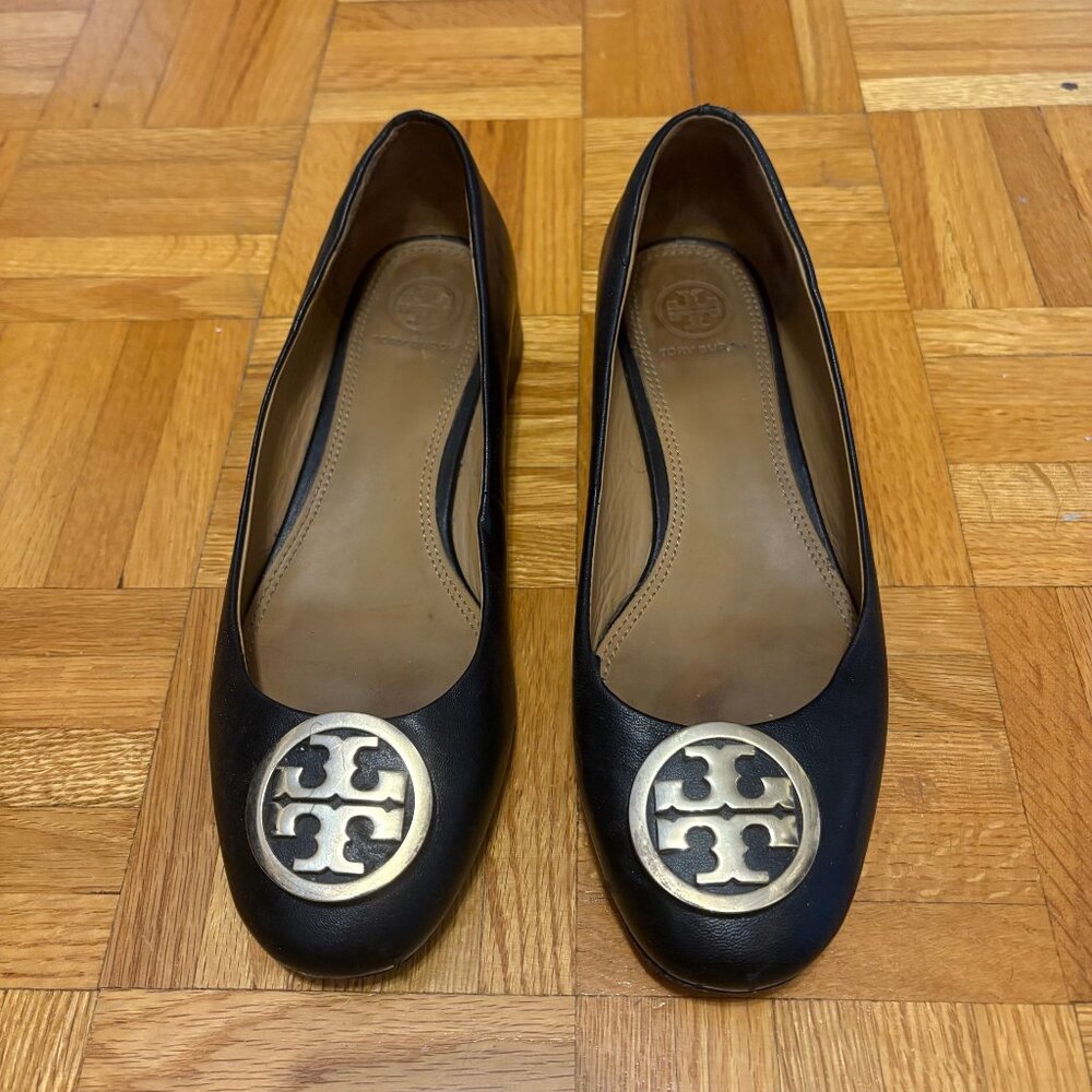 TORY BURCH CLASSIC REVA FLAYS IN BLACK, SIZE: 7